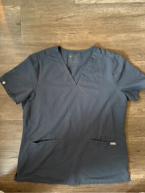 FIGS Technical Collection Casma Scrub Top Grey / Graphite